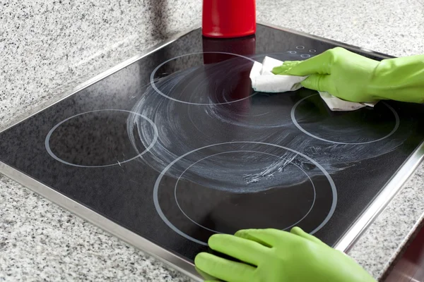 Cleaning the hob — Stock Photo, Image