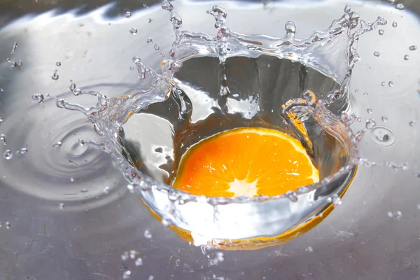 Caída de agua naranja —  Fotos de Stock