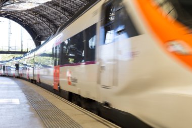 tren istasyonuna girerek