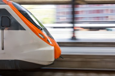 tren istasyonuna girerek