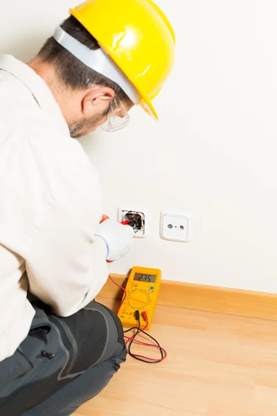 Performing a repair electrician — Stock Photo, Image
