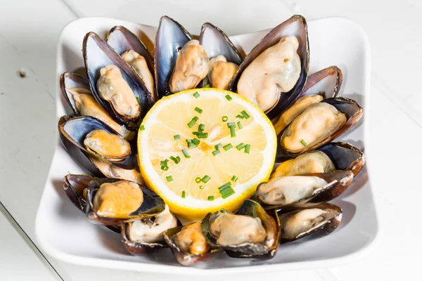 Mussels with lemon — Stock Photo, Image