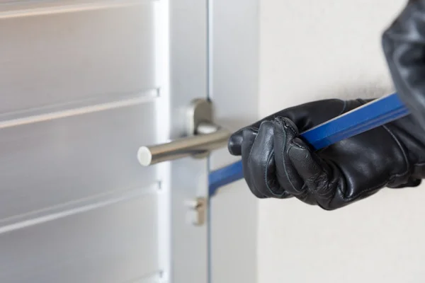 Thief with a bar of iron — Stock Photo, Image