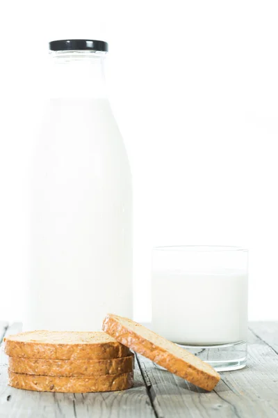 Пляшка свіжого молока з тостом — стокове фото