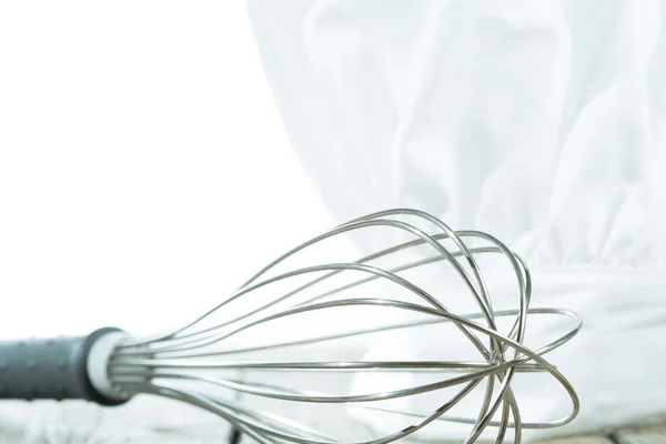 Gorra de cocina con un batidor — Foto de Stock