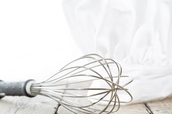 Gorra de cocina con un batidor — Foto de Stock