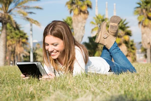 Meisje met een Tablet PC — Stockfoto