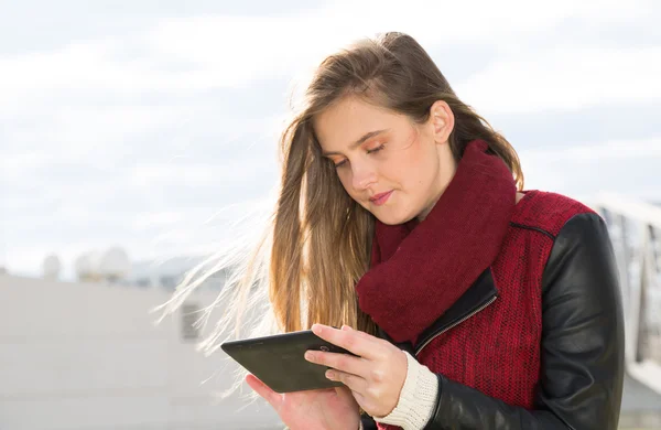 タブレットで若い女の子 — ストック写真