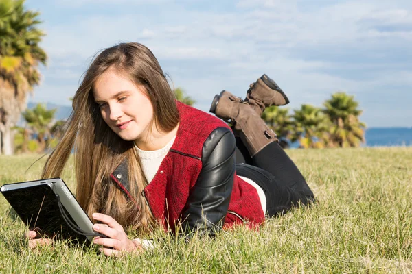 Junges Mädchen mit Tablette — Stockfoto