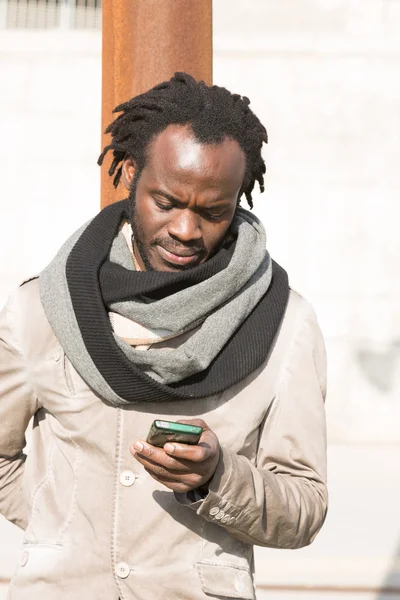 Jeune homme utilisant son téléphone — Photo