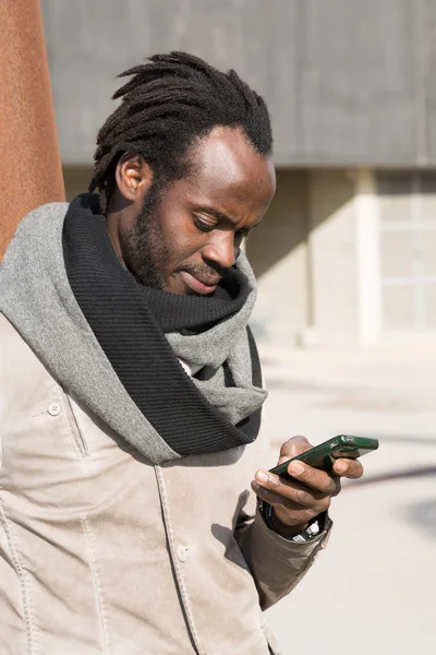 Giovane uomo usando il suo telefono — Foto Stock