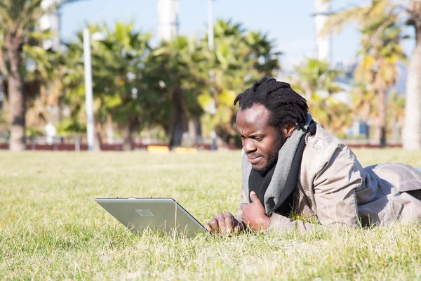 Jonge student met laptop — Stockfoto