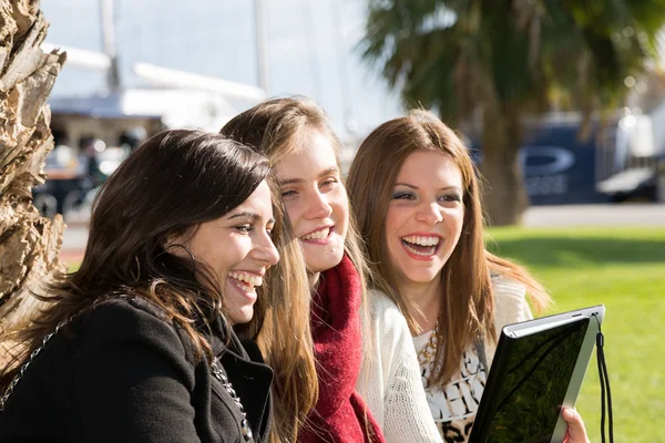 Jonge vrouwelijke studenten — Stockfoto