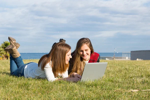 Meisjes met een laptop — Stockfoto