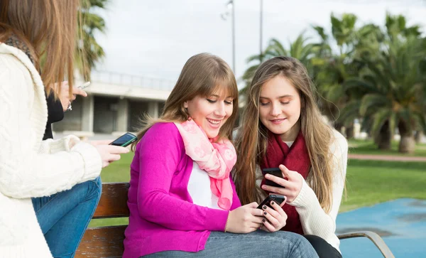 Girls mobile — Stock Photo, Image