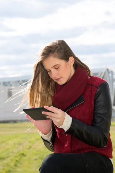 Junges Mädchen mit Tablette — Stockfoto