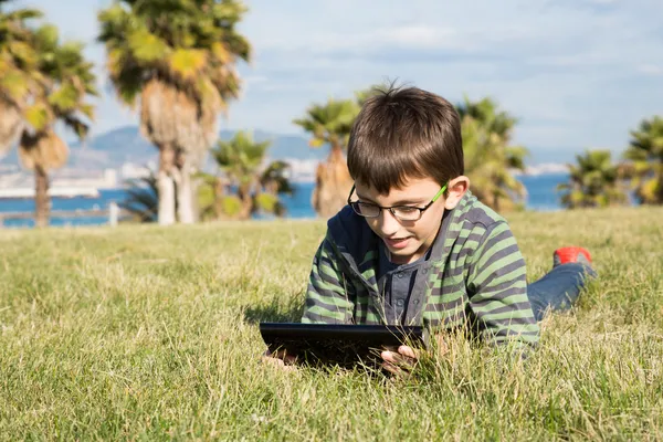 Garçon avec un ordinateur portable — Photo