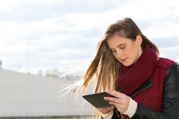 Junges Mädchen mit Tablette — Stockfoto