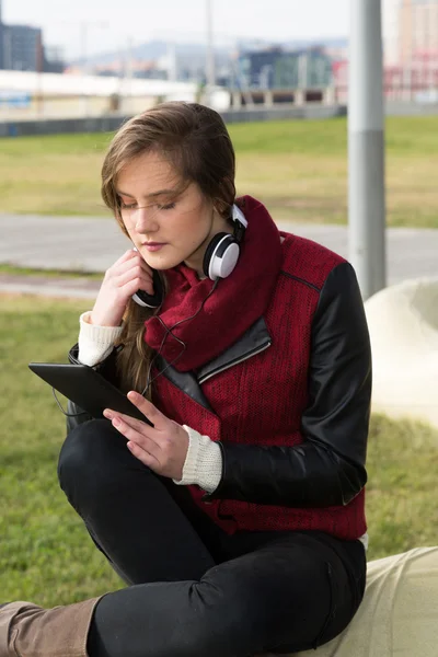 Junges Mädchen mit Tablette — Stockfoto