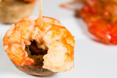 Mantarlı karides şiş