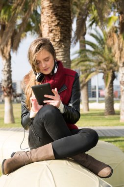 genç kız ile bir tablet