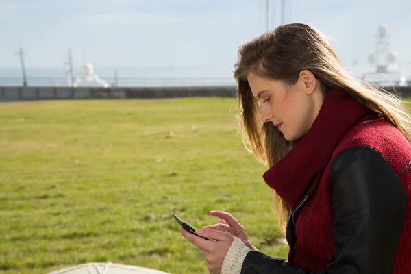 Junges Mädchen mit Tablette — Stockfoto