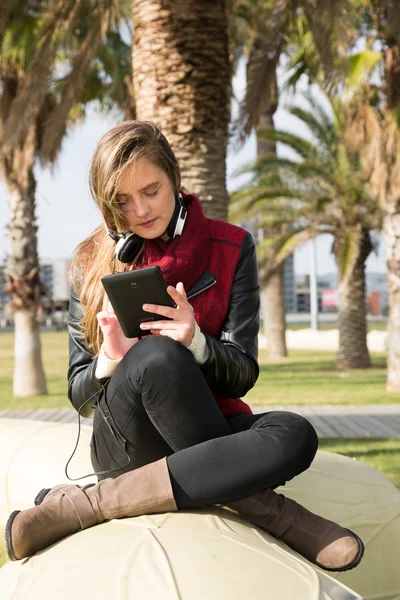 Junges Mädchen mit Tablette — Stockfoto