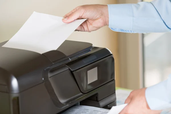 Man making a photocopy — Stock Photo, Image