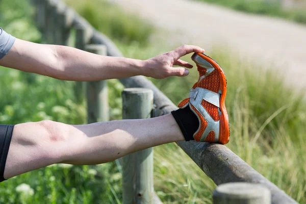 Coureur faisant étirement — Photo