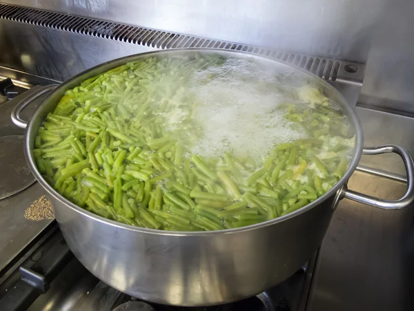 Matlagning gröna bönor — Stockfoto