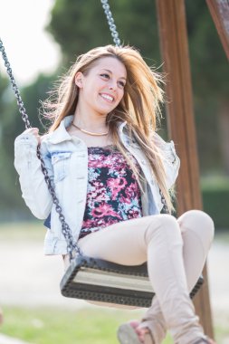 kız arkadaşı sallanan adam