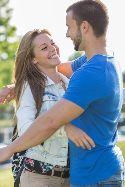 Kadın ve erkek kucaklaşır — Stok fotoğraf