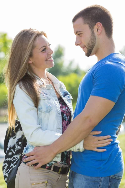 Frau und Mann umarmen sich — Stockfoto