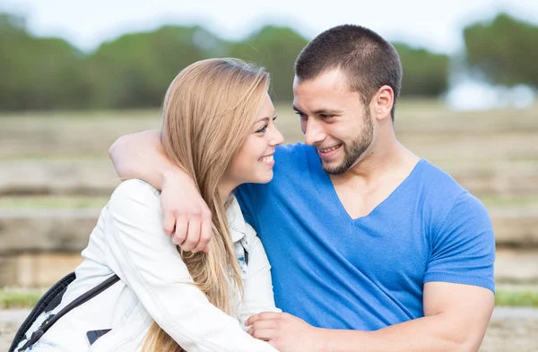 Woman and man embracing — Stock Photo, Image