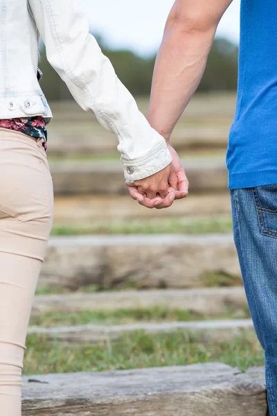 手を繋いでいるカップル — ストック写真