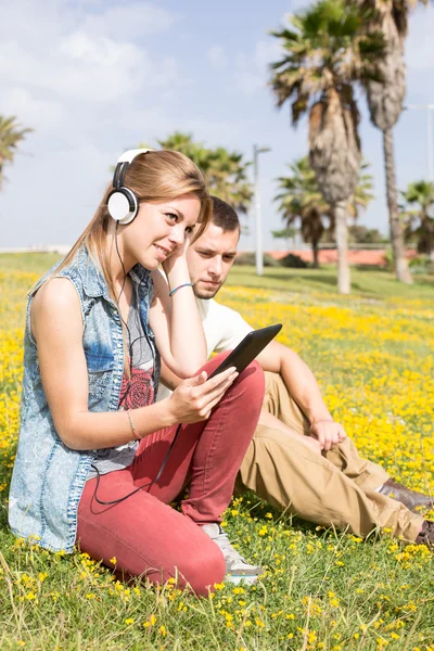 Couple listening to music — Stock Photo, Image