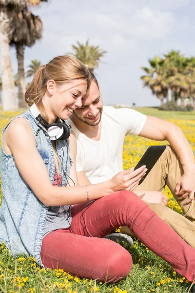 Couple listening to music — Stock Photo, Image