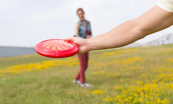 Νεαρό ζευγάρι, παίζουν frisbee — Φωτογραφία Αρχείου