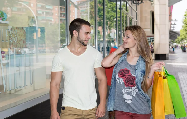 Jeune couple regardant une vitrine — Photo