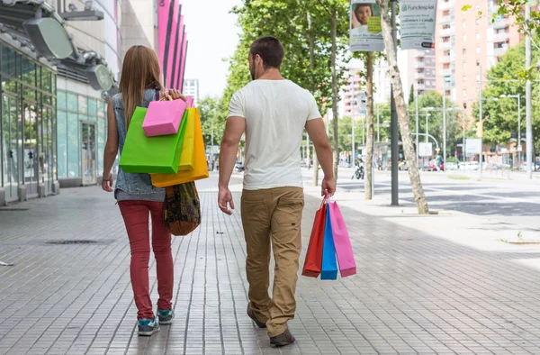 Pareja joven mirando un escaparate — Foto de Stock