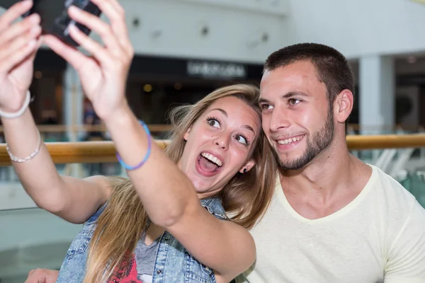 Casal jovem recebendo uma foto — Fotografia de Stock