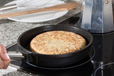 Şef patates omlet hazırlama