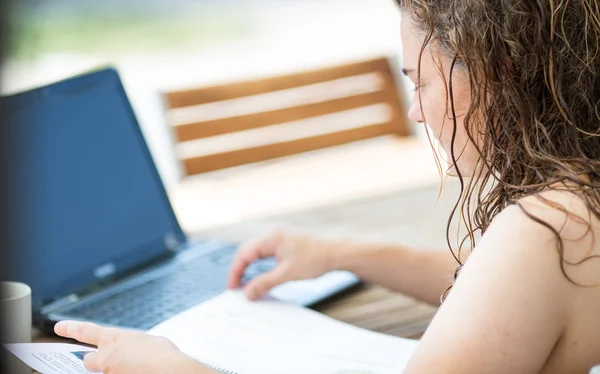 Studying outdoors — Stock Photo, Image