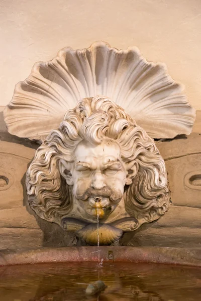 Alter öffentlicher Brunnen — Stockfoto