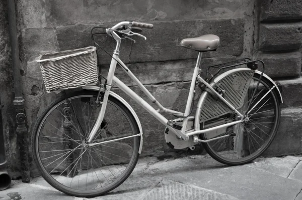 Bicicleta apoyada contra la pared —  Fotos de Stock