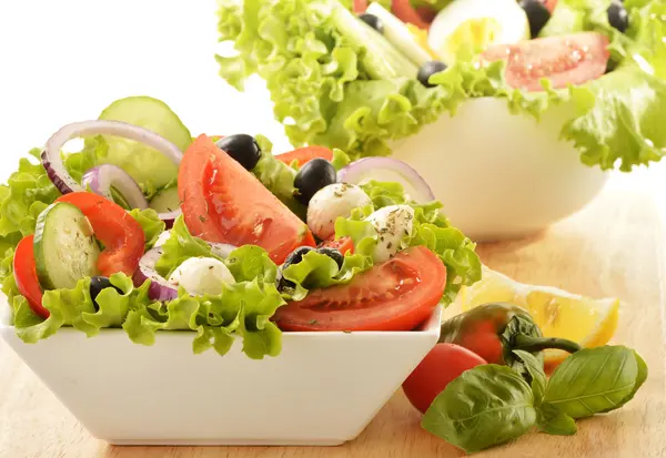 Vegetable salad bowl isolated on white — Stock Photo, Image