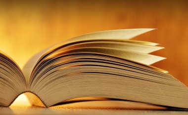 Kitap masanın üstünde.