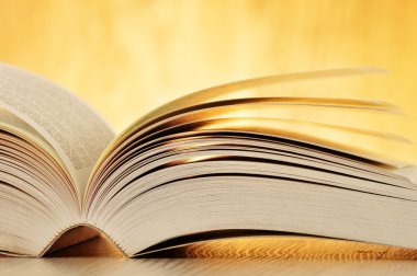 Kitap masanın üstünde.