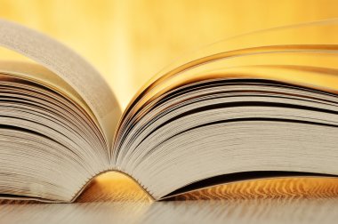 Kitap masanın üstünde.