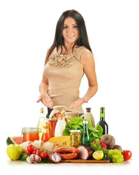 Młoda kobieta z różnych produktów spożywczych — Zdjęcie stockowe